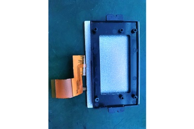 Produktionslinie 67 EV-Pad an der Displayhalterung anbringen