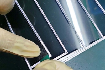 Produktionslinie 33 Easy-Tear-Band anbringen
