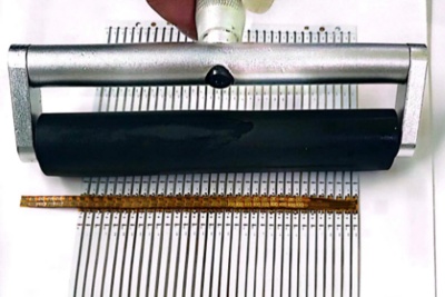 Produktionslinie 22 Klebebeschichtung der Lichtleiste