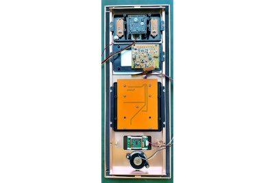 Produktionslinie 76 Bürstenplatte installieren Horn verriegeln