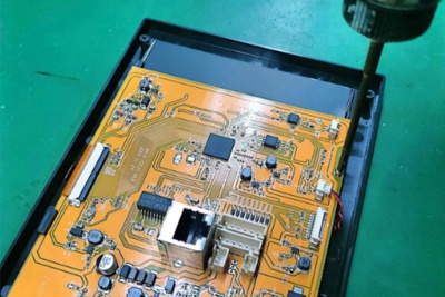 Produktionslinie 61 Motherboard verriegeln Mikrofon installieren