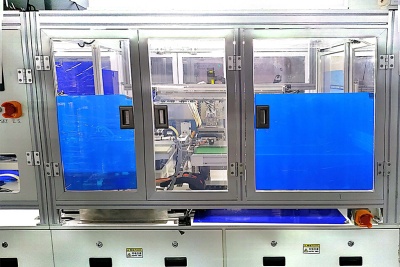 Produktionslinie 10 Aufbringen des unteren Polarisators