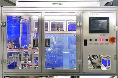 Produktionslinie 9 Aufbringen des oberen Polarisators