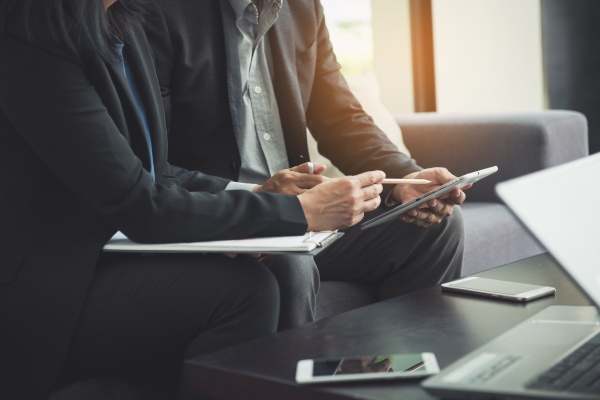 Home 14 processo di lavoro di squadra giovani manager d'impresa equipaggio di lavoro con nuova startup progetto labtop legno tavolo digitazione tastiera