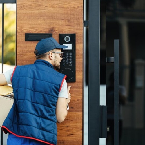 OEM/ODM-Fertigung 3 Rückansicht Zusteller läutet bei der Zustellung von Paketen die Gegensprechanlage am Haus des Kunden 637285 2337